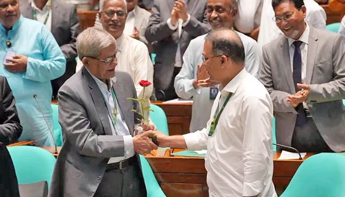 নতুন রাষ্ট্রপতির সঙ্গে প্রধানমন্ত্রী ও বিরোধীদলীয় নেতার কোলাকুলি