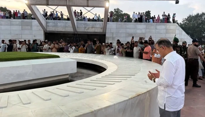 মা-বাবার কবর জিয়ারত করলেন প্রধানমন্ত্রী