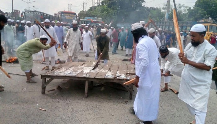 ইসলামী যুব আন্দোলনের নেতাকে হত্যার প্রতিবাদে মহাসড়ক অবরোধ