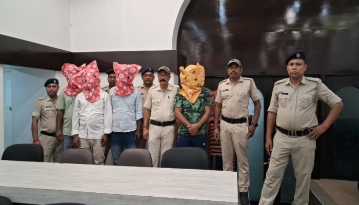 ভারত থেকে বাংলাদেশে পাচারের সময় অস্ত্রের চালান জব্দ