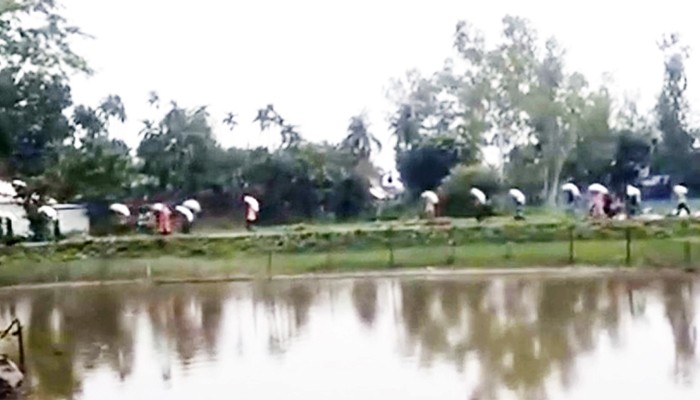 ​কুড়িগ্রামে গুদাম ভেঙে ১০ হাজার কেজি সার নিয়ে গেল কৃষকরা
