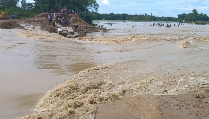 খোয়াই নদীর বাঁধে আবার ভাঙন