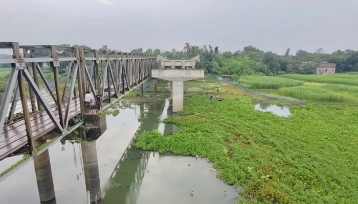 চাঁপাইনবাবগঞ্জে ভোগান্তিতে লাখো মানুষ