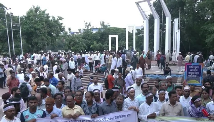 ​এমপিওভুক্তির দাবিতে শহীদ মিনারে শিক্ষক-কর্মচারীদের অবস্থান