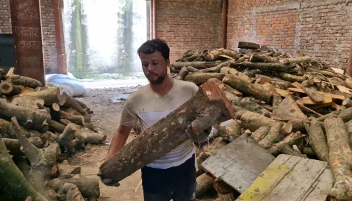 কাঠের আগুনে টিকে থাকার লড়াই:  গ্যাস সংকটে নরসিংদীর শিল্পাঞ্চল