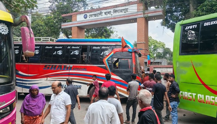 নেতার মুক্তি চেয়ে থানায় শ্রমিকদের বিক্ষোভ, পুলিশের সঙ্গে সংঘর্ষ