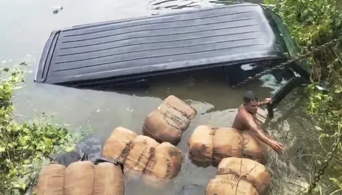 পুলিশের ধাওয়ায় ৯ বস্তা গাঁজা নিয়ে পুকুরে মাইক্রোবাস