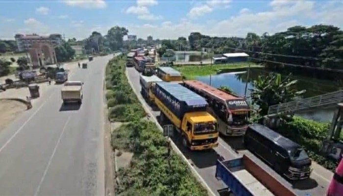 প্রায় ২৪ ঘণ্টা পর ঢাকা-চট্টগ্রাম মহাসড়কের যান চলাচল স্বাভাবিক