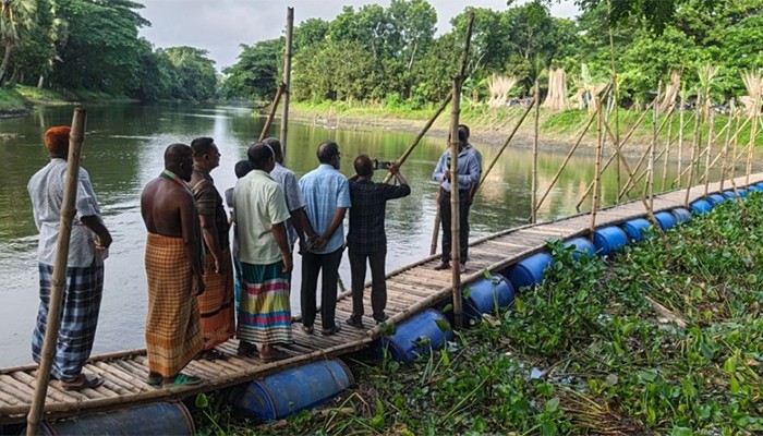 ​একমাত্র ভরসা ‘দুলতে থাকা’ ড্রামের সাঁকো