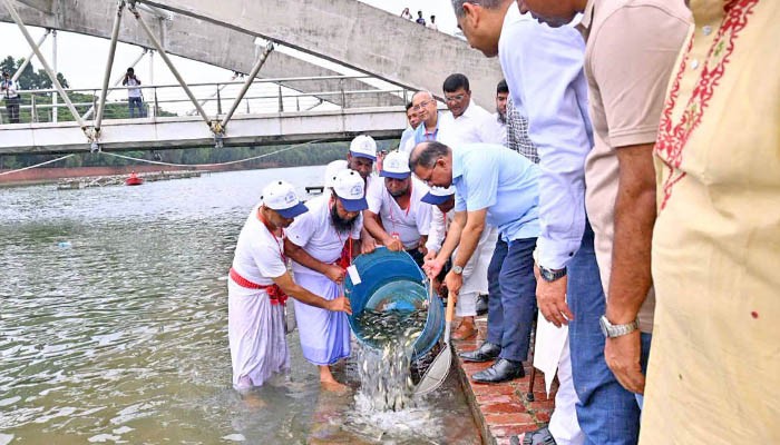 জিয়া ‍উদ্যানের লেকে মাছের পোনা অবমুক্ত করলেন প্রধানমন্ত্রী