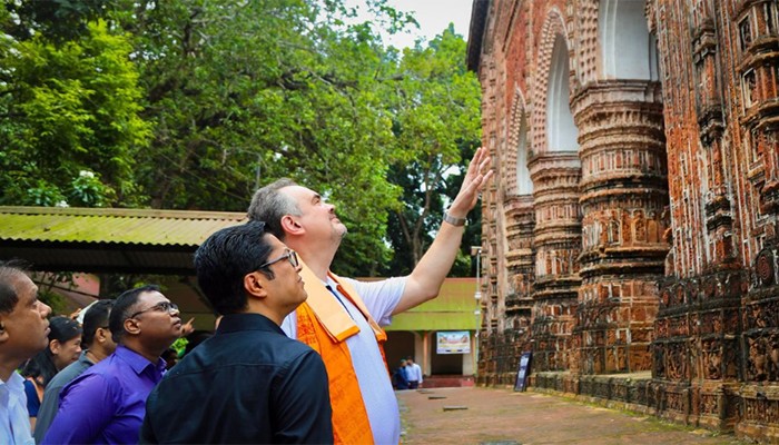 ​কান্তনগর মন্দিরের টেরাকোটায় মুগ্ধ মার্কিন রাষ্ট্রদূত
