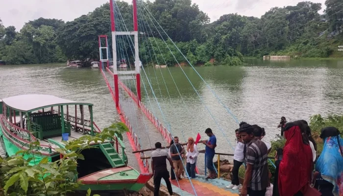 হতাশ হয়ে রাঙামাটি ছাড়ছেন পর্যটকরা