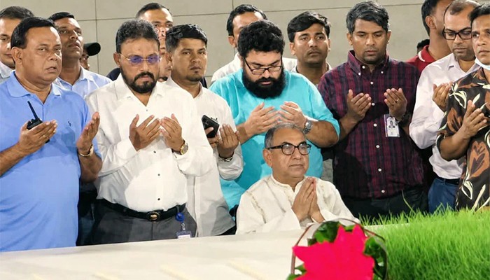 ​জিয়াউর রহমান ও খালেদা জিয়ার কবর জিয়ারত করলেন মির্জা আব্বাস