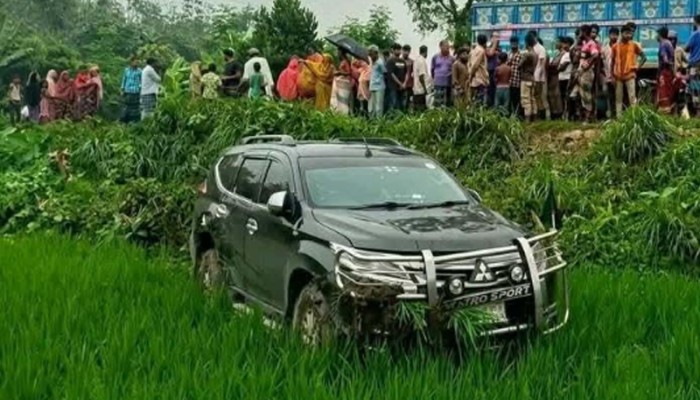 বৃদ্ধাকে বাঁচাতে গিয়ে দুর্ঘটনার কবলে, স্ত্রীসহ আহত প্রতিমন্ত্রী
