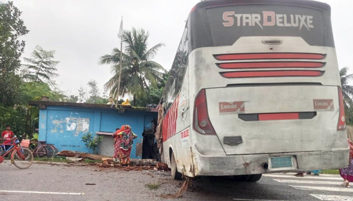পথচারীকে চাপা দিয়ে এতিমখানায় ঢুকে পড়েছে বাস
