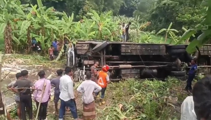 গোপালগঞ্জে যাত্রীবাহী বাস খাদে, নিহত ৩