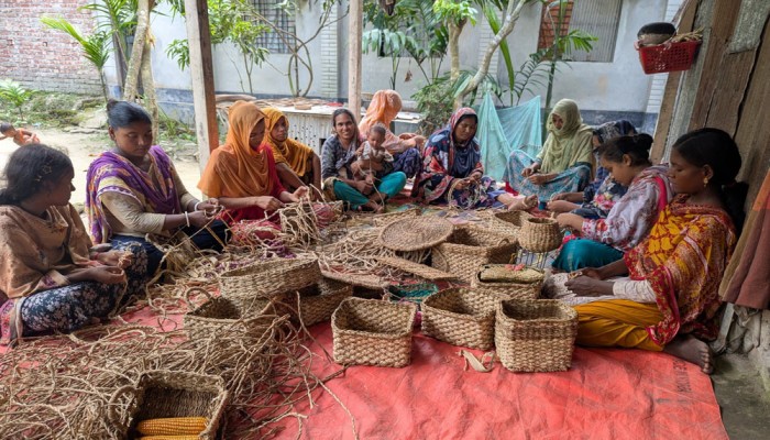 ভুট্টার খোসায় বদলে যাচ্ছে নারীর ভাগ্য