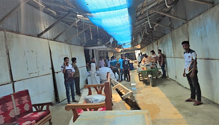 ​কুয়াকাটায় ২০ দোকানে তালা, বিএনপি নেতাকর্মীদের বিরুদ্ধে দখলের অভিযোগ