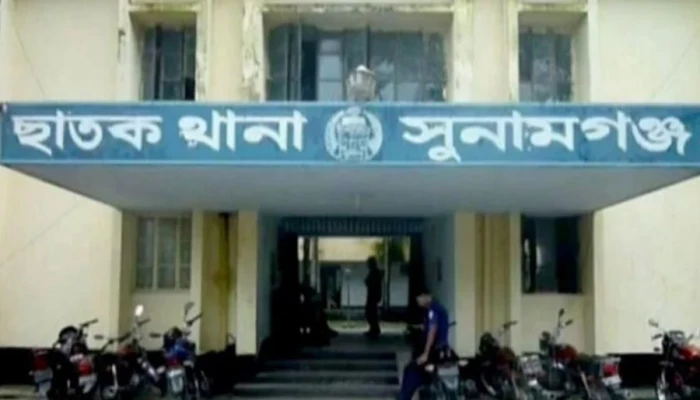 দোকান বন্ধ করে বাড়ি ফেরার পথে ৩ জনকে ছুরিকাঘাত
