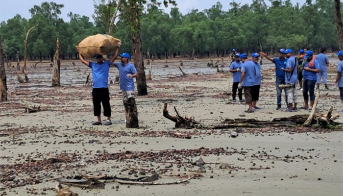 ​সুন্দরবন থেকে ৯ বস্তা প্লাস্টিক বর্জ্য অপসারণ