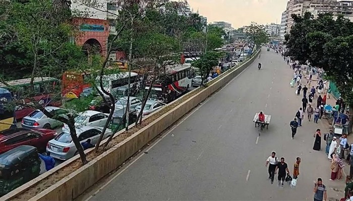 ​মহাখালী টার্মিনালের সামনে সড়ক অবরোধে মালিক-পরিবহন শ্রমিকরা