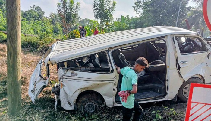 নাটোরে ট্রেনের ধাক্কায় দুমড়ে-মুচড়ে গেল মাইক্রোবাস