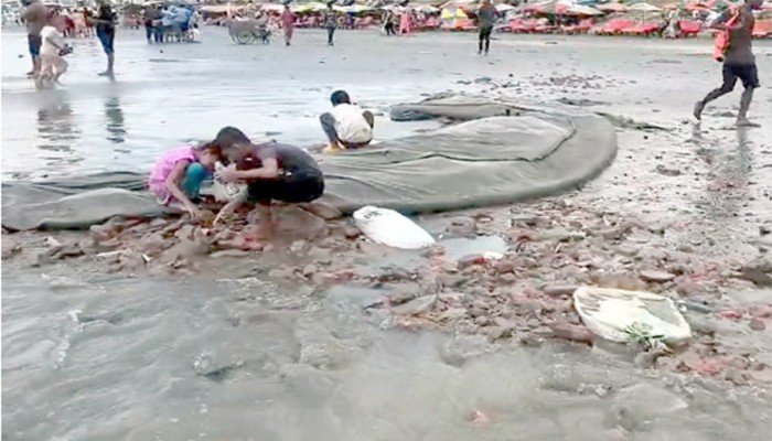 ​কুয়াকাটা সৈকতে ভোগান্তির শেষ নেই