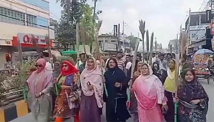 ​কুষ্টিয়ায় এমপি আমীর হামজার বিরুদ্ধে ঝাড়ু মিছিল