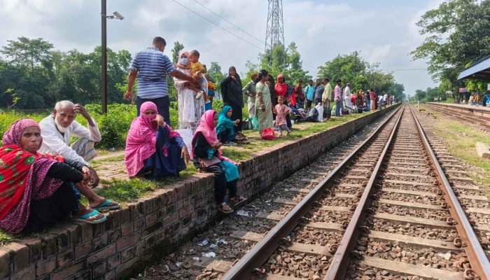 ছাউনিহীন প্ল্যাটফর্মে দুর্ভোগ চরমে