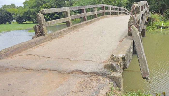 ​সেতু ভেঙে পড়ার শঙ্কায় ১০ গ্রামের হাজারো মানুষ
