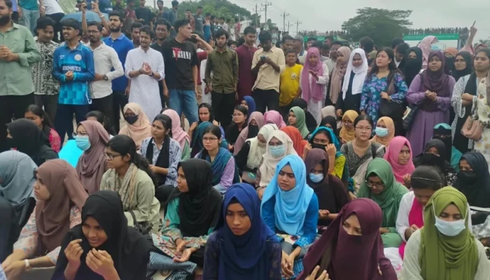 অপ্রতিম হত্যার বিচারের দাবিতে ঢাকা-চট্টগ্রাম মহাসড়ক অবরোধ