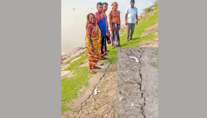 পাইকগাছায় বেড়িবাঁধে ফাটল, ১৩ গ্রাম প্লাবিত হওয়ার শঙ্কা