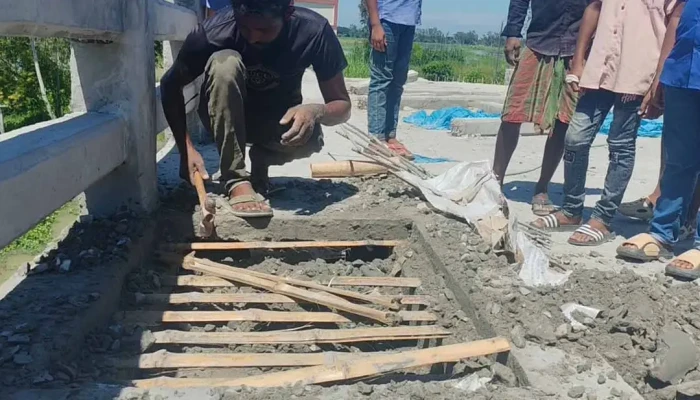 ১০ কোটি টাকার সেতুতে রডের বদলে বাঁশ দিয়ে ঢালাই