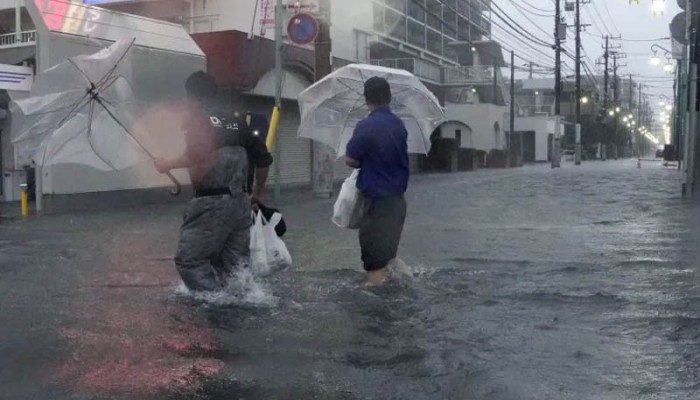 জাপানে টাইফুন দুজুয়ানের তাণ্ডব