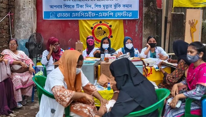 ​ধ্বংসস্তূপের পাশেই চলছে শিশুদের টিকাদান কার্যক্রম
