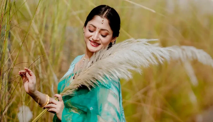কাশফুলের কোমল স্পর্শে পূজা চেরী