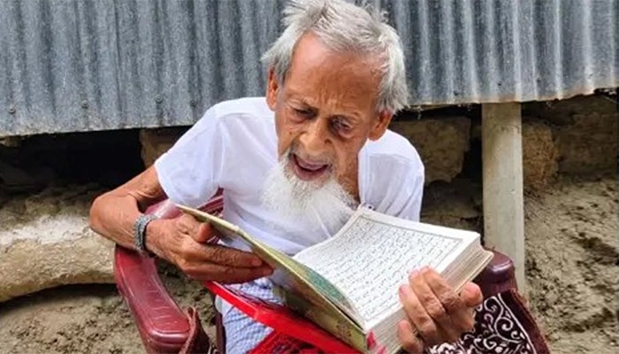 ​১২৩ বছর বয়সেও চশমা ছাড়াই কোরআন পড়েন আব্বাস