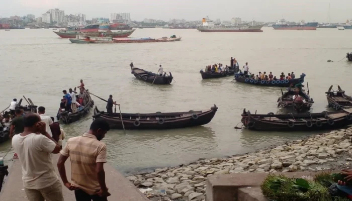 নদীর স্রোতে জীবিকার খোঁজে!: নদী ঘিরে নানামুখী কর্মব্যস্ততা