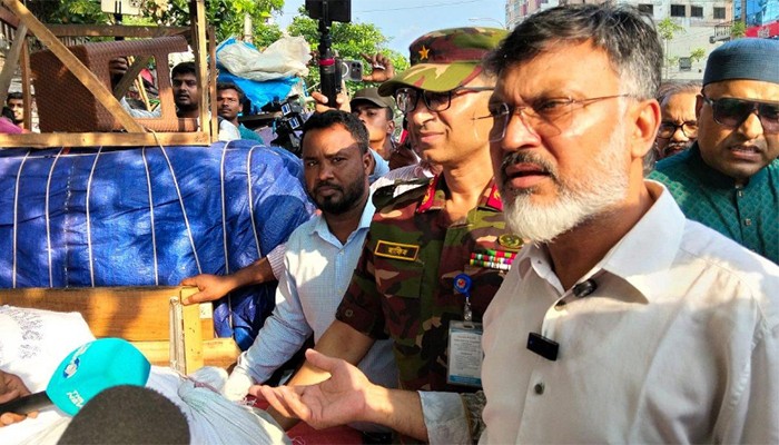 ফুটপাতের হকার উচ্ছেদ অভিযান চলবে, পক্ষে দাঁড়ালেই ব্যবস্থা