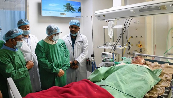দগ্ধ চীনা প্রকৌশলীকে দেখতে বার্ন ইনস্টিটিউটে স্বাস্থ্যমন্ত্রী