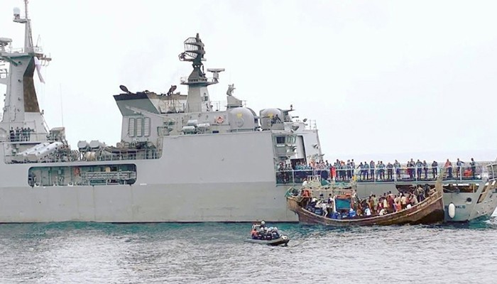 অবৈধভাবে মালয়েশিয়াগামী বোটসহ ৭৬ জনকে উদ্ধার করল নৌবাহিনী