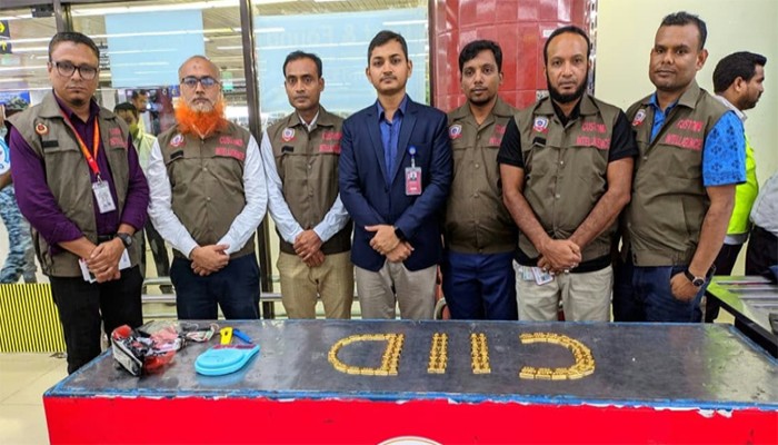 ২ বিমানকর্মীর জুতায় মিললো ৯.৩৪ কেজি স্বর্ণ