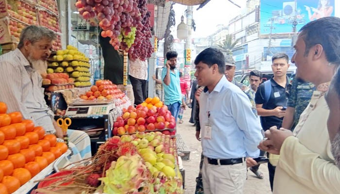 ফেনীতে ৩ ফল ব্যবসায়ীকে জরিমানা