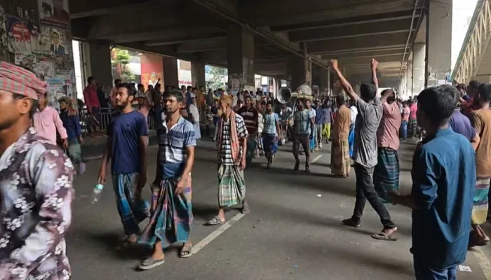 রাস্তায় অটোরিকশা নেই, প্রেসক্লাবের সামনে চালকদের সমাবেশ