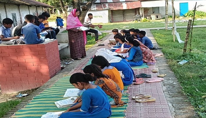 ​ঝুঁকিপূর্ণ ভবন পরিত্যক্ত ঘোষণা, খোলা আকাশের নিচে পাঠদান