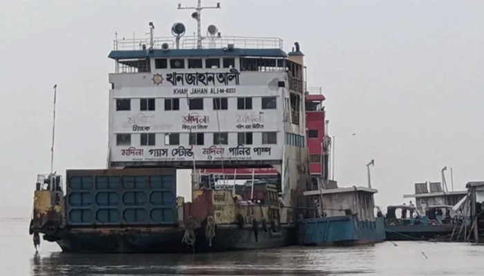 পাটুরিয়া-দৌলতদিয়া নৌরুটে ফেরি চলাচল বন্ধ