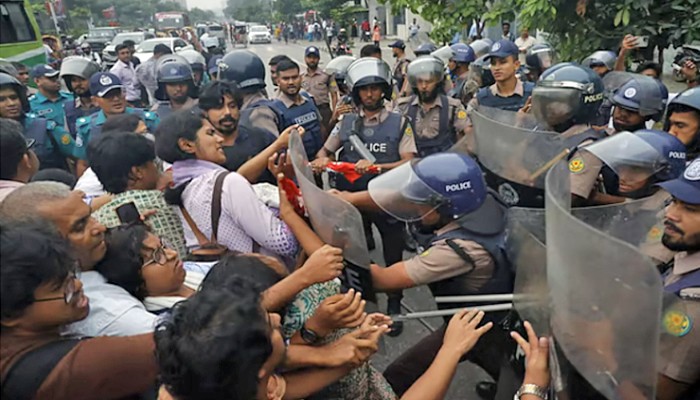 ​ডিপি ওয়ার্ল্ডের সঙ্গে চুক্তির প্রতিবাদে বিক্ষোভ, লাঠিপেটায় ছত্রভঙ্গ