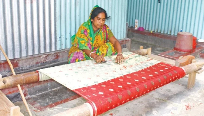 মেশিনের যুগেও টিকে আছে হাতের তৈরি শাড়ি