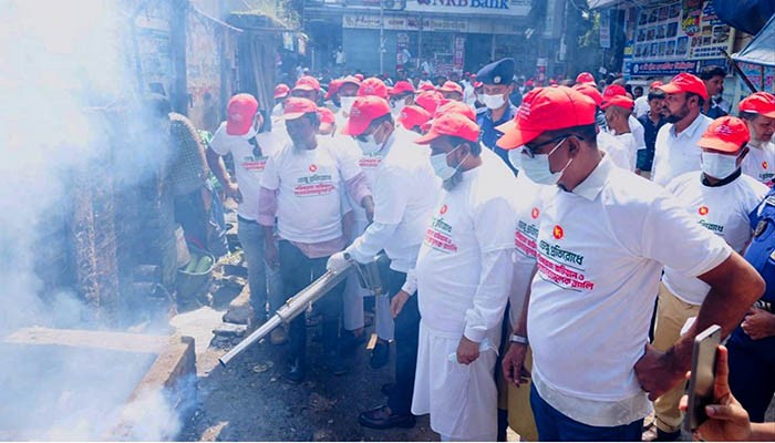 ডেঙ্গুর বিস্তার রোধে দ্বারে দ্বারে ছুটছেন চট্টগ্রামের ডিসি