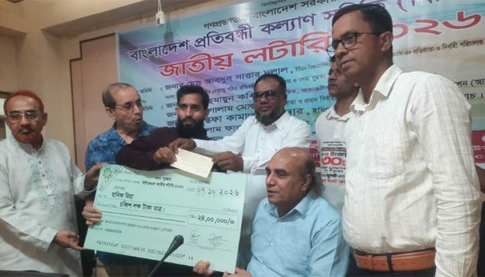 ​লটারির প্রথম পুরস্কার ৩০ লাখ টাকা পেলেন হানিফ মিয়া